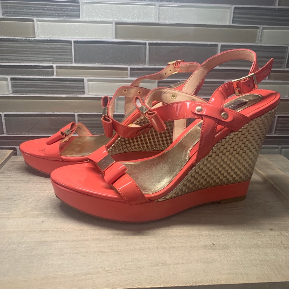 White House Black Market Peach Patent Leather Open Toe Wedge Bow Shoes in Size 6 - Picture 6 of 12